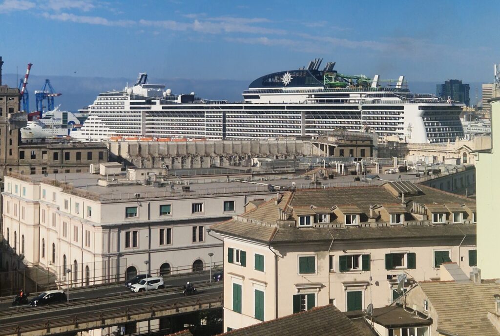 MSC Grandiosa in de haven van Genua voor vertrek van onze cruise